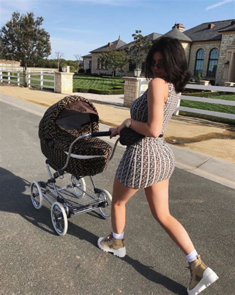 carrozzina bimbi fendi kylie jenner|Kylie Jenner's baby girl Stormi gets walked around in $12,500 .